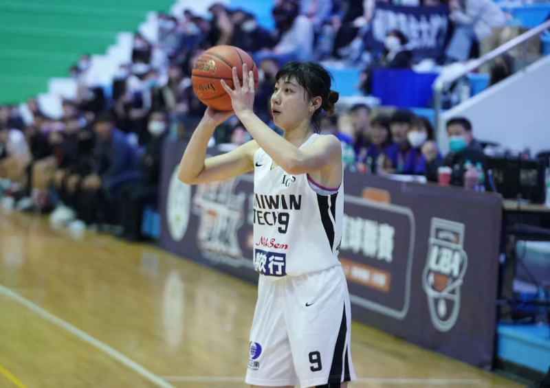 臺灣科大陳芷英繳出16分17籃板助隊拿第3勝。大會提供