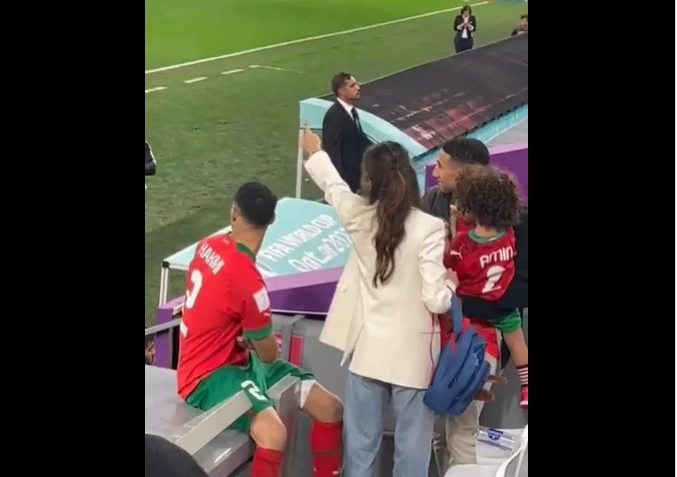 哈基米(Achraf Hakimi)和妻子在場上的有趣互動。摘自推特