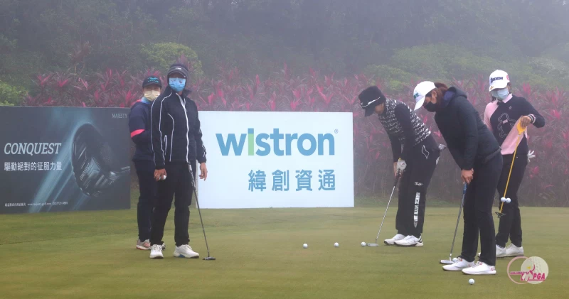 第三回合揚昇球場因濃霧大會宣布暫停,選手等候時在練習果嶺練推桿。鍾豐榮攝影