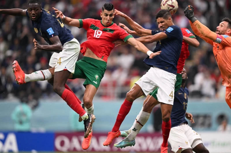 法國兩大主力中後衛瓦拉內(Raphael Varane,中)、科納特(Ibrahima Konate,左1)也都傳出中病毒。法新社
