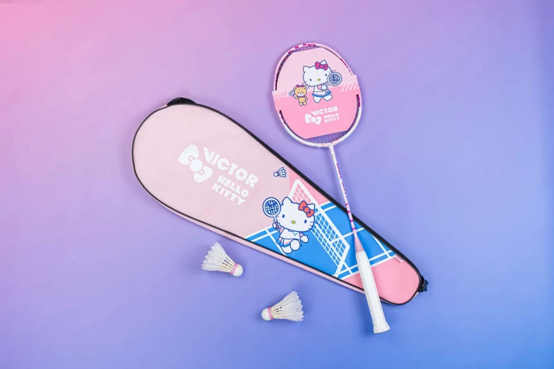 VICTOR X HELLO KITTY 聯名羽球拍從入門中階到進階,共推出三款每款皆附專屬拍套袋。官方提供