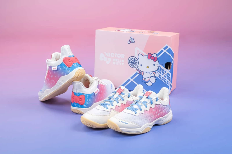VICTOR X HELLO KITTY 聯名鞋款包括羽球鞋與羽球童鞋,運用HELLO KITTY經典蝴蝶結牛奶瓶蘋果等元素增添甜美造型。官方提供