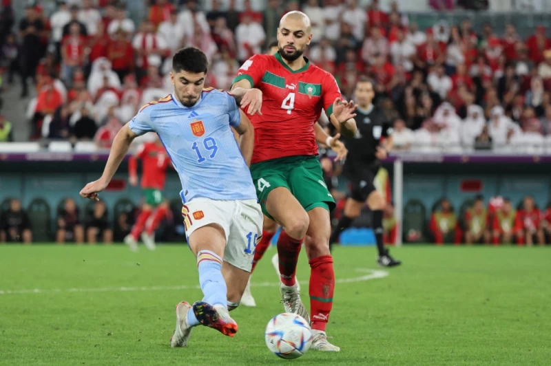 中場 Amrabat (右)的表現大家有目共睹,總是不停地攔截對方在中場線與後衛線之間的接球。法新社