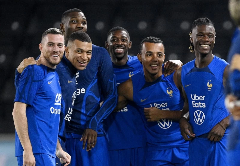 前鋒登貝萊(Ousmane Dembele,中)不擔心病毒問題。法新社