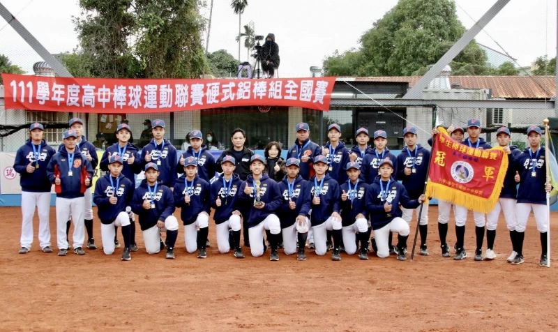 平鎮抱回高中聯賽鋁棒組第6座冠軍。大會提供