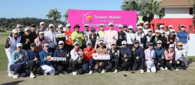 台灣大哥大董事長蔡明忠中與多位貴賓及與賽選手在開球儀式中合影留念。大會提供