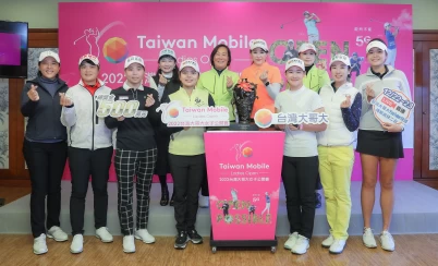 大會執行長暨台灣大哥大副總經理劉麗惠(後右2)、TLPGA理事長劉依貞(後左2)、國寶集團育樂事業群湯順甄營運長(後左1)、賽務總監駱淑禎(後右1)賽前記者會與5位歷屆冠軍與2位富邦贊助選手一起手比愛心。大會提供