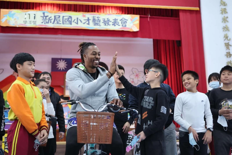 「魔獸」霍華德(Dwight Howard)到新屋國小送腳踏車。官方提供