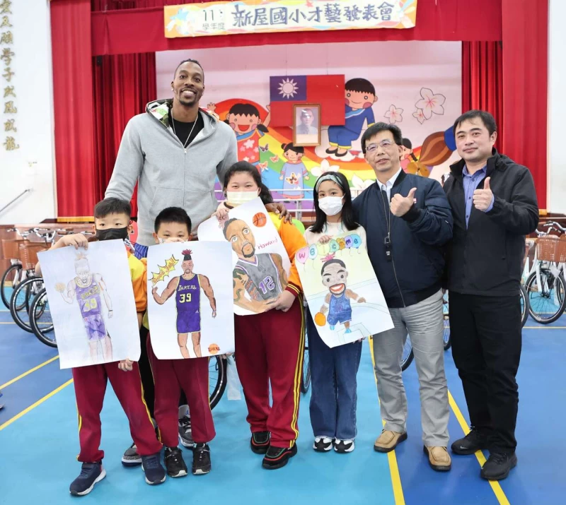 「魔獸」霍華德(Dwight Howard)到新屋國小。官方提供