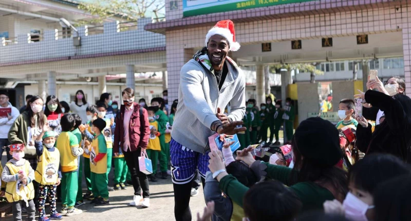 「魔獸」霍華德(Dwight Howard)到蚵間國小。官方提供