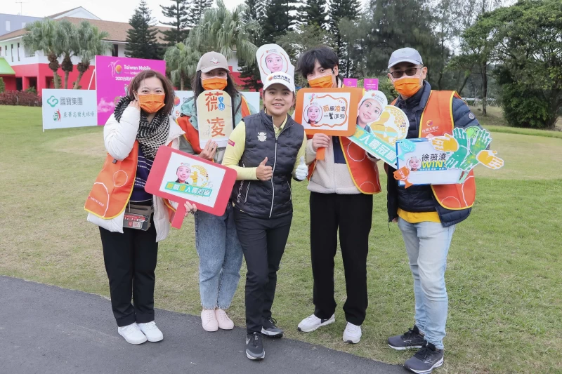 台灣大贊助選手徐薇淩與加油團合影。大會提供