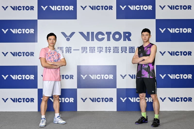李梓嘉睽違三年再度來台,合體王子維與民權國小學生互動,一同展現VICTOR無所畏懼迎接挑戰的品牌精神。官方提供