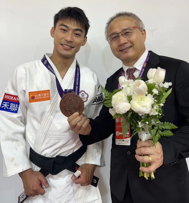 賽後楊勇緯和總教練劉文等合影留念正式為今年賽季劃下句點。官方提供