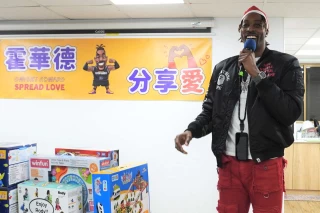 霍華德生日義賣善款化為善牧基金會物資。官方提供