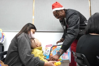 霍華德親切將玩具送給孩子們。官方提供