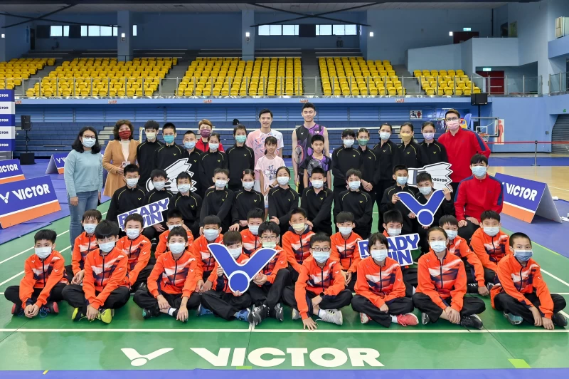 VICTOR攜手Team VICTOR選手李梓嘉,王子維回饋基層以自身經驗勉勵小小球員。官方提供