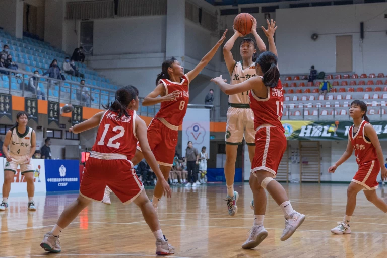 北一女黃子芸突破竹商3人包夾跳投,她拿16分及生涯最多17籃板2度雙十 。大會提供