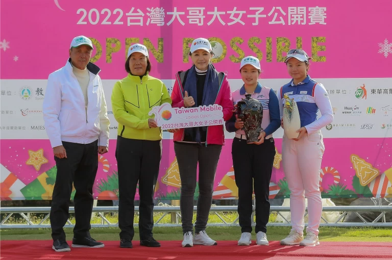 大會執行長暨台灣大哥大副總經理劉麗惠(中)TLPGA理事長劉依貞(左2)國寶集團育樂事業群場務總監陳志明(左)冠軍選手吳佳晏(右二)及業餘優勝黃亭瑄合影留念。大會提供