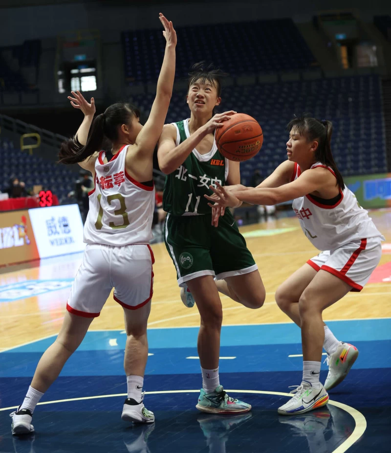 19分8籃板北一女黃子芸被南山包夾。大會提供