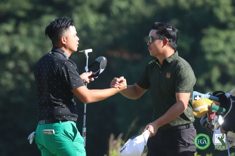 第三回合領先的洪健堯與首次同組競技的泰國選手蘇提帕相談甚歡,兩人心情都很輕鬆。大會提供
