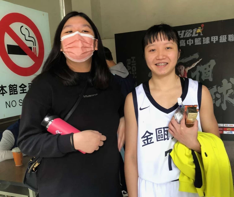 金甌唯一高三一姊隊長郭又瑄昔日高市七賢國中教練葉念樺來探班。大會提供