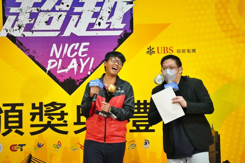 陳家宜頒獎時在台上開心喊「爽啦！」。（中華民國壘球協會提供）