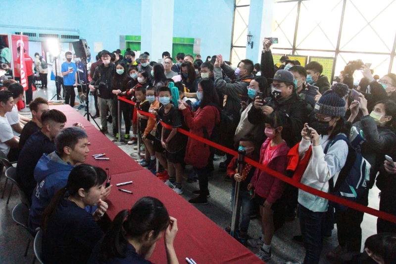 場後的選手Q&A問答及簽名會鵲爆滿球迷參與。官方提供