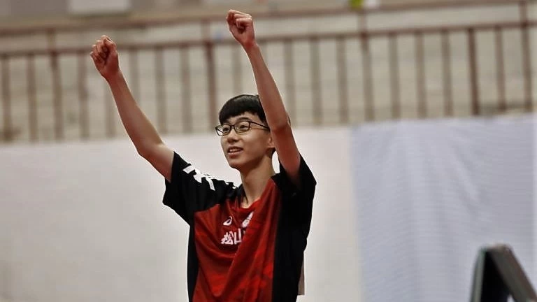 王晨又獲勝後興奮高舉雙手。姚瑞宸攝