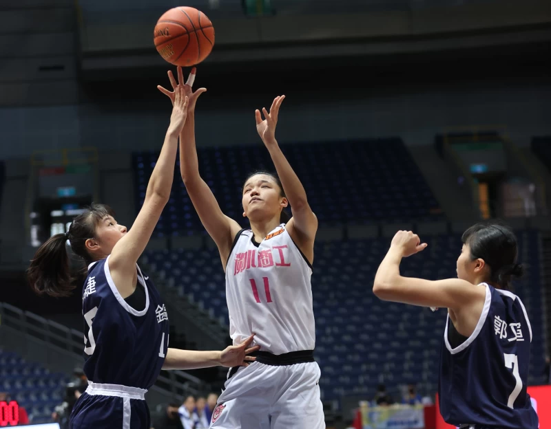 無解中鋒蕭豫玟32分24籃板2度「30、20」,淡商連30季晉八 。大會提供