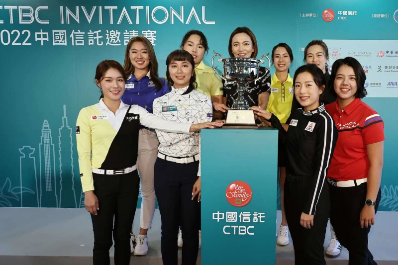 中信女子高爾夫之星選手與冠軍獎盃合照。大會提供