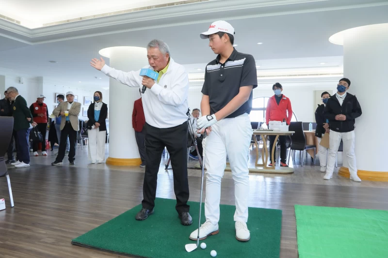 沈忠賢老師左親自指導業餘選手黃振佑的揮桿動作。大會提供