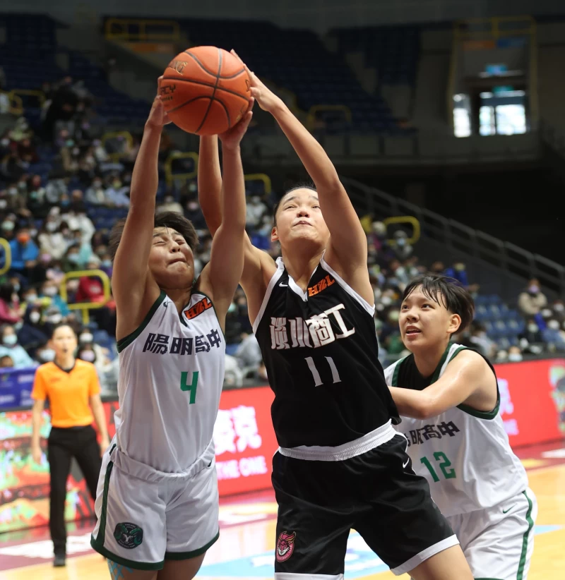 淡商蕭豫玟撐滿40分鐘14投中56罰6中16分24籃板開季連5 場雙十。大會提供