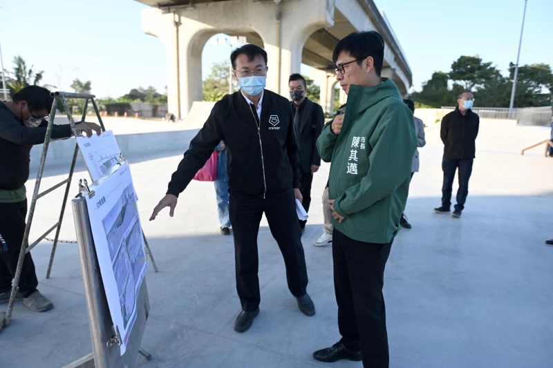 市長陳其邁偕運發局長侯尊堯視察青埔滑板場工程。高雄運發局提供