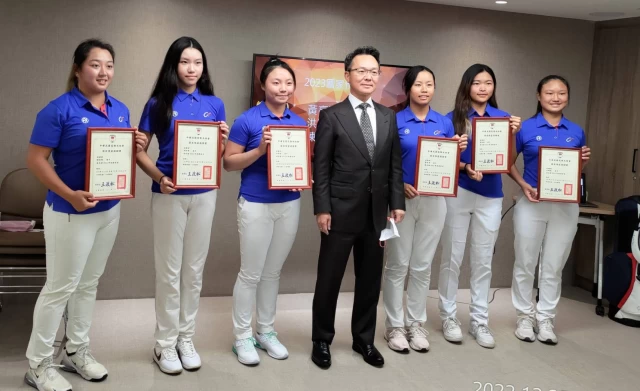 中華高協理事長王政松(中)與2023年國家女隊,(左起)陳俋儒,洪阡瑋,黃亭瑄,廖信淳,張婷諭,吳純葳。大會提供