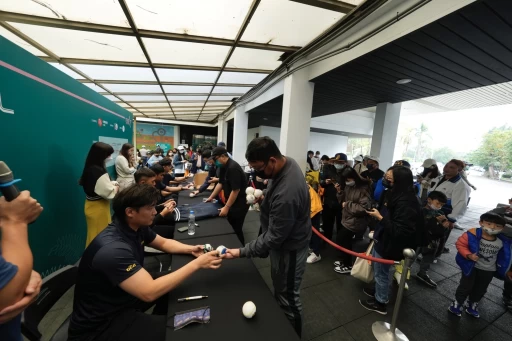 中信今天舉辦中信兄弟職棒隊球員簽名會以及陪你一起看高球活動,許多球迷在現場等候球星簽名。大會提供