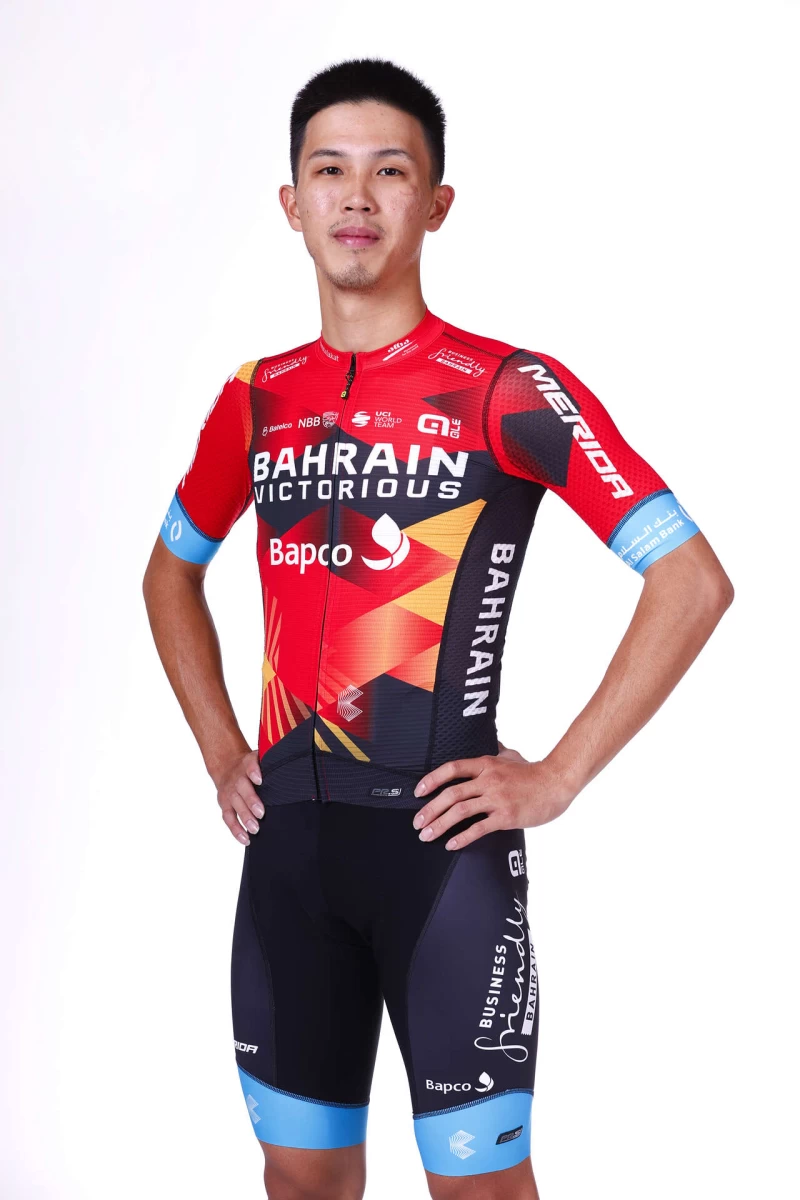 維持原有設計精神杜志濠披上改款後的巴林勝利車隊戰袍亮相。Team Bahrain Victorious提供