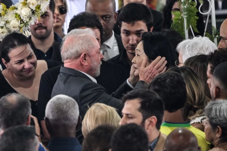 巴西總統魯拉(Luiz Inacio Lula da Silva)也到場致意。法新社
