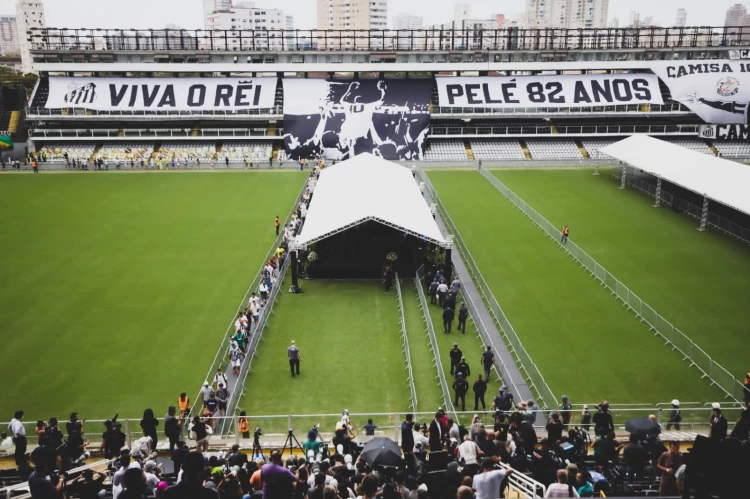 比利的葬禮在維拉貝爾米羅體育場(Vila Belmiro Stadium)舉行。摘自桑托多推特