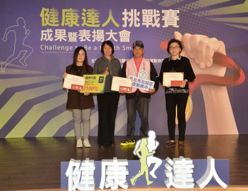希望基金會董事長紀政左2頒發健康達人證書予參賽者 。(台灣健康運動聯盟提供應)