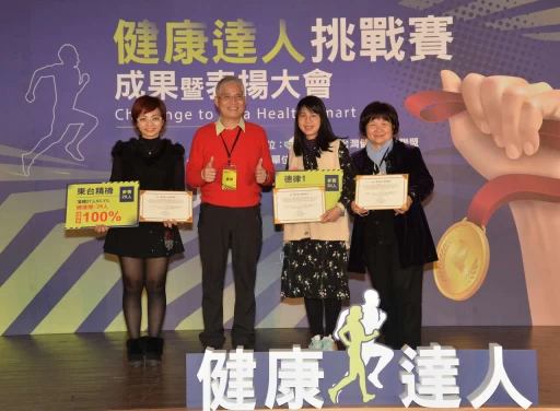 理事長高俊雄左2頒發三位健康天使證書。(台灣健康運動聯盟提供)