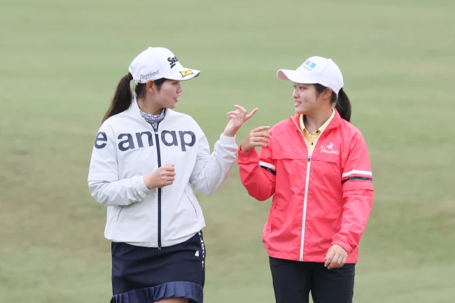 吳佳晏右與日本選手櫻井心那同組競技一路有說有笑。TLPGA提供/葉勇宏攝影