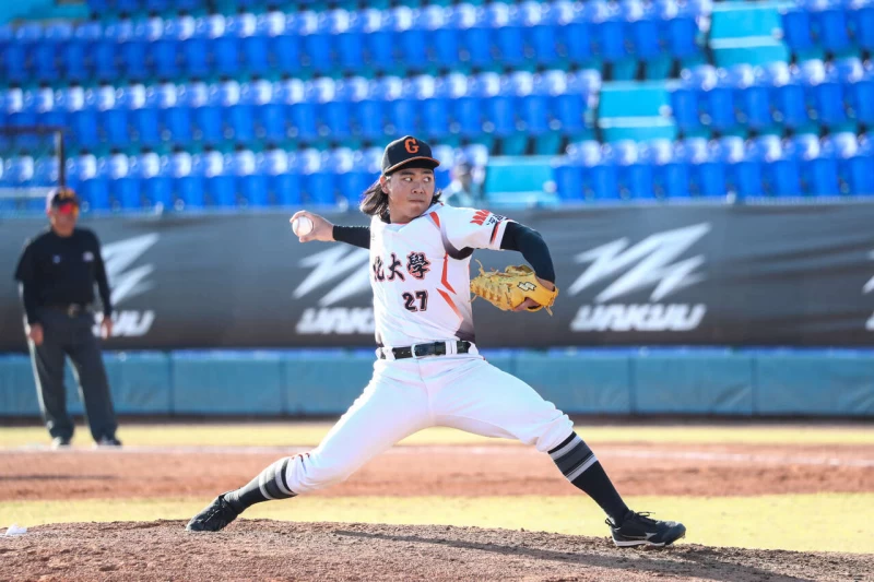 文化大學郭玟毅中繼4.2局無失分奪勝投。大會提供