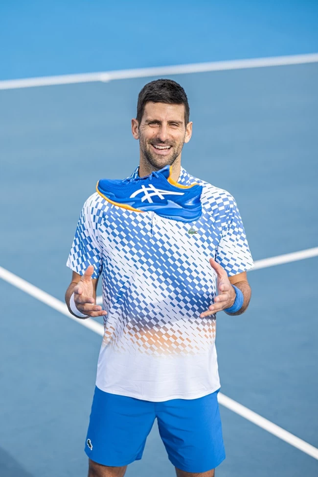 COURT FF 3專屬配色與Novak Djokovic共同研發,海洋藍搭配亮橘色外觀與優異性能,陪伴Novak Djokovic挑戰第10座澳網冠軍。官方提供