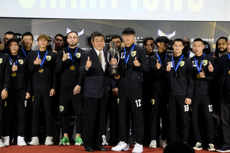 南市台鋼從CTFA趙榮瑞副理事長手上接下2020華南銀行台灣企業甲級足球聯賽冠軍獎盃。官方提供