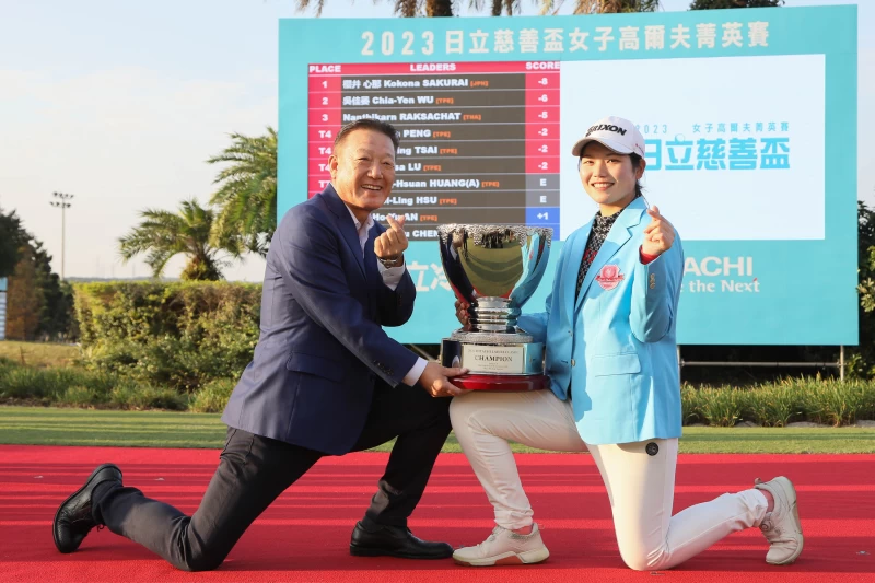台灣日立江森自控股份有限公司董事長菊地正幸(左)與冠軍櫻井心那。TLPGA提供/葉勇宏攝影
