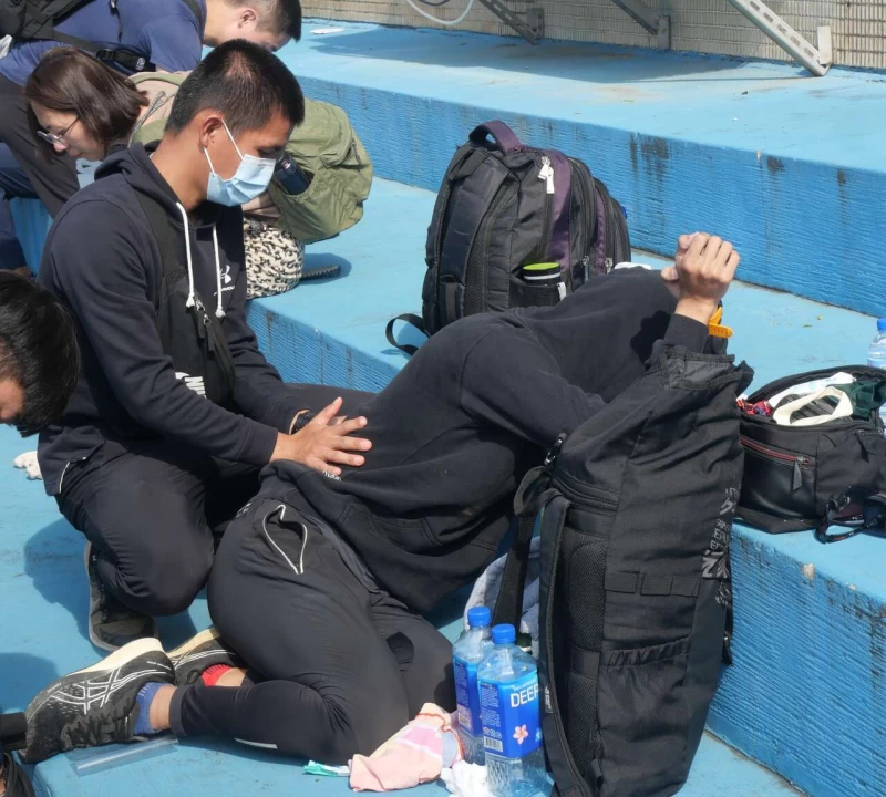 陳彥龍賽後頭痛不已，隊友在協肋他舒緩。詹健全攝