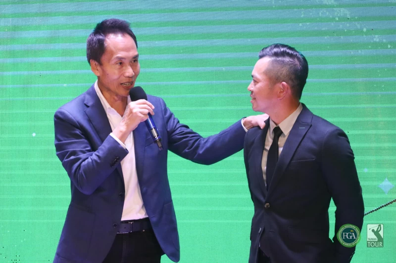 仰德集團董事長許育瑞(左)勉勵年度最佳球員詹世昌。TPGA提供／鍾豐榮攝影