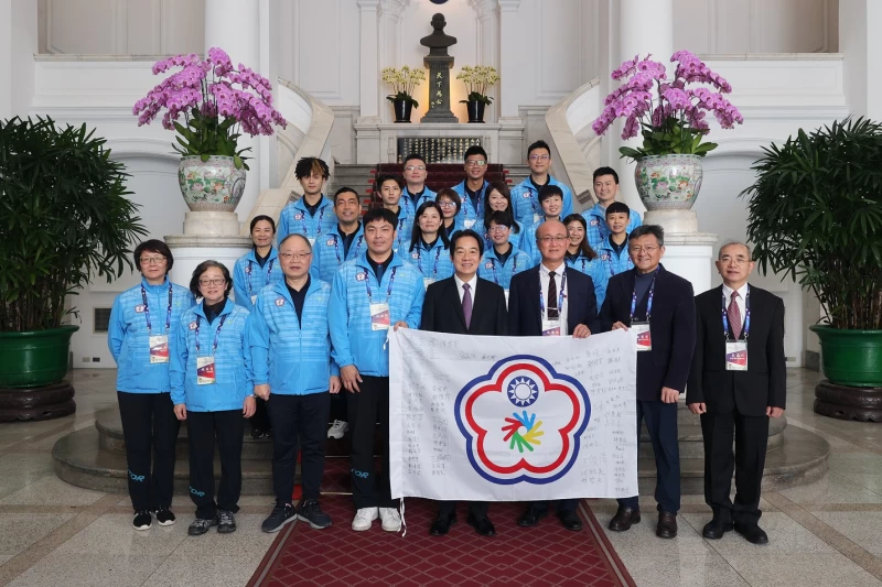 賴清德副總統中與2022達福林匹克運動會代表團團本部合影右3為教育體育署林騰蛟代理署長(右2)為林哲宏副署長(右1)全民運動組呂忠仁組長。體育署提供