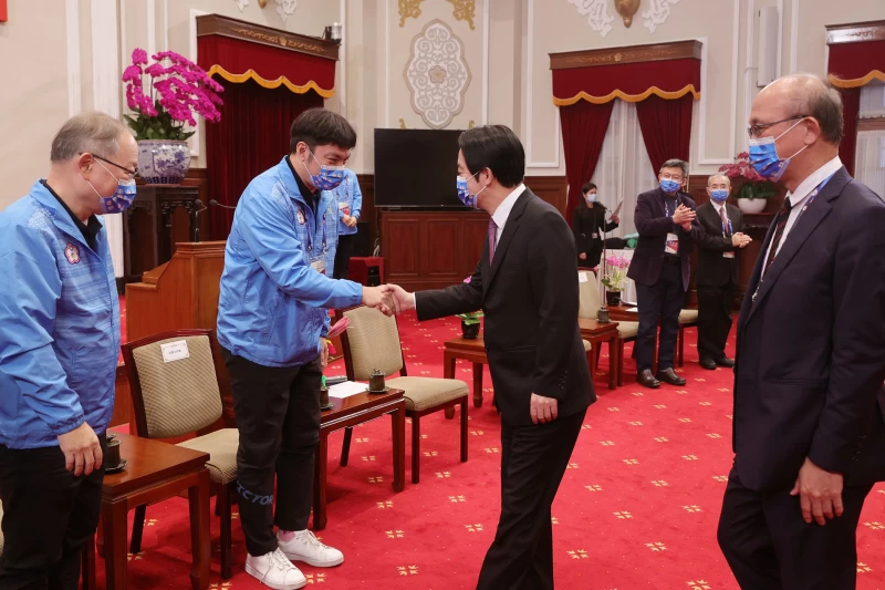 賴清德副總統(前排右2)接見代表團與2022達福林匹克運動會代表團林昭穎團長(左2)寒暄(右1)為教育體育署林騰蛟代理署長。體育署提供