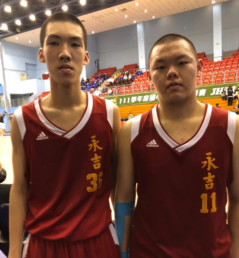 永吉游庭愷(右)邊球直接高吊周容宇漂亮開後門空中接力OK克大成。大會提供